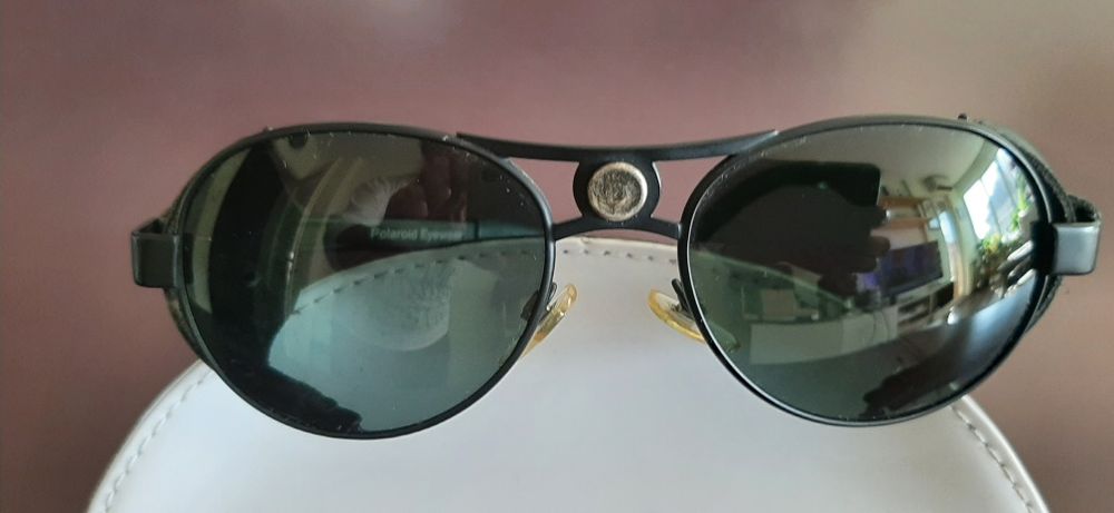 Гледчерни очила.