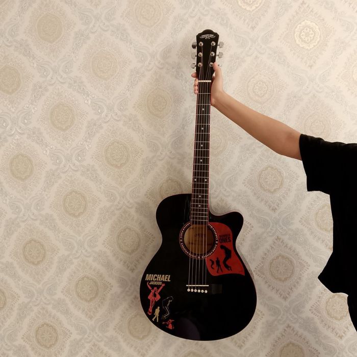 gitara sotiladi srochni  2 mln