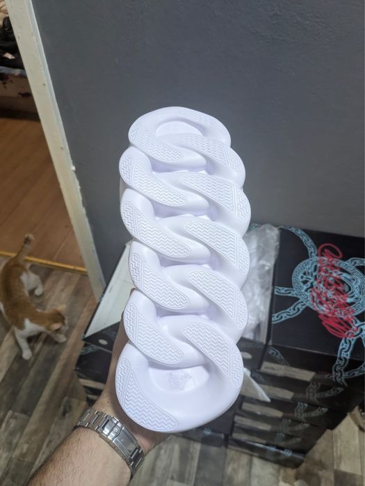 Versace chain reaction