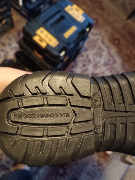 Работни обувки със метално бомбе.