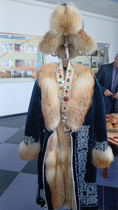 25 түлкіден жасалған, ішік, тымақ, ременімен сатылады. Қол жұмысы