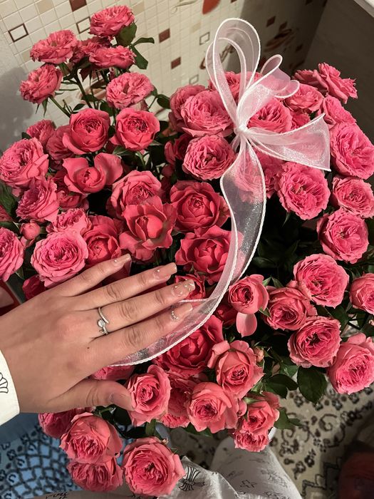 Корзинадағы әдемі гүлдер, сыйлыққа дайын