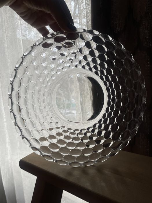 Продам две  оригинальные  стеклянные вазы