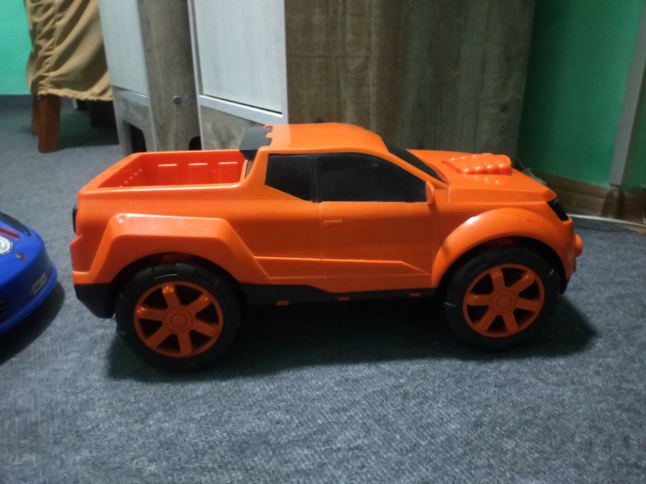 Машинки ,б/у.можно для игровых площадок