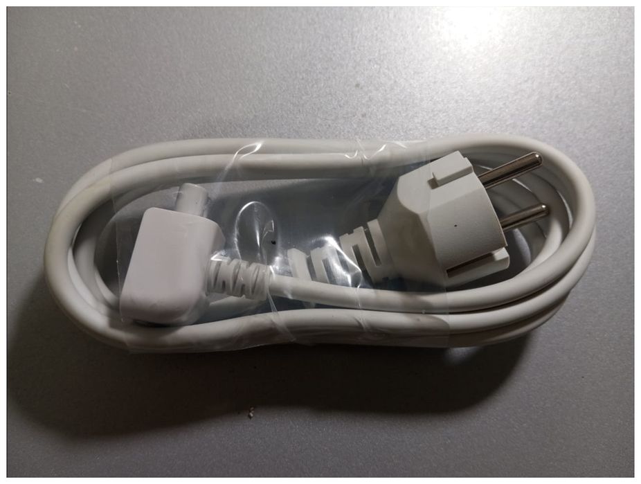 для MACBOOK - зарядка блок питания