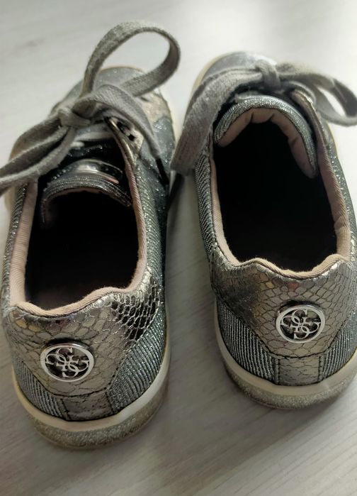 Оригинални сребристи платненки на Guess.Р-р 39, Носени без  забележки.