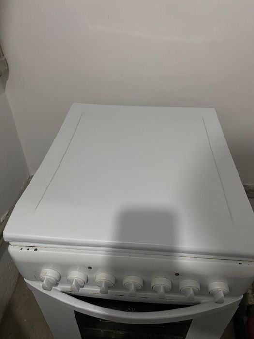 Продам Эл. Плиту Indesit