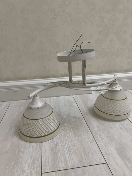 Продается люстра двухрожковая