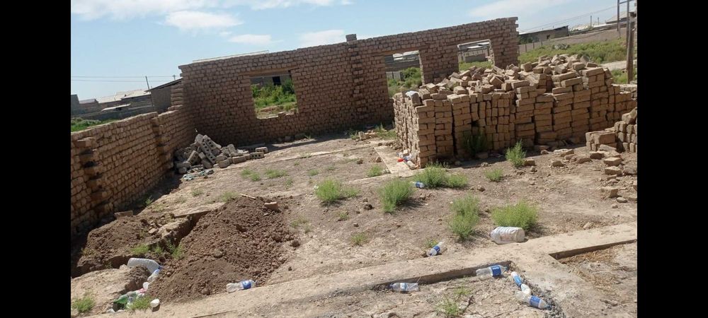 Uy sotiladi. 6 sotikli qurilishi tugallanmagan Uy va Yer sotiladi