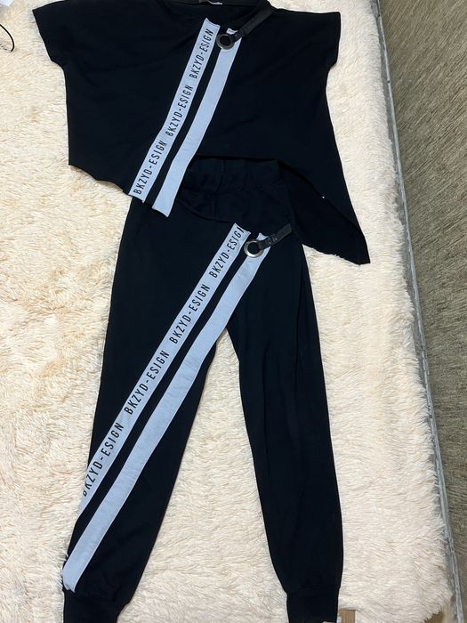 Продам платье и два костюма.