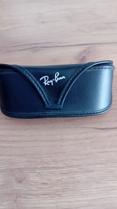 Vând ochelari de soare originali Ray-Ban.