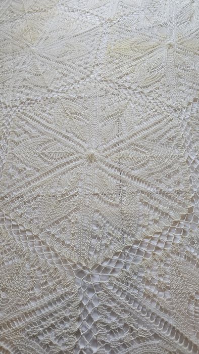 Ръчно плетена ковертюра за спалня, нови покривки за маса старо произв.