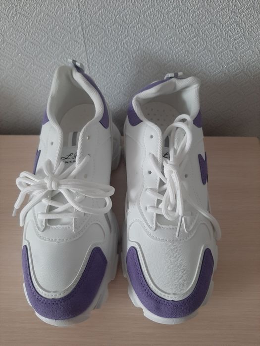 Продам новые кроссовки