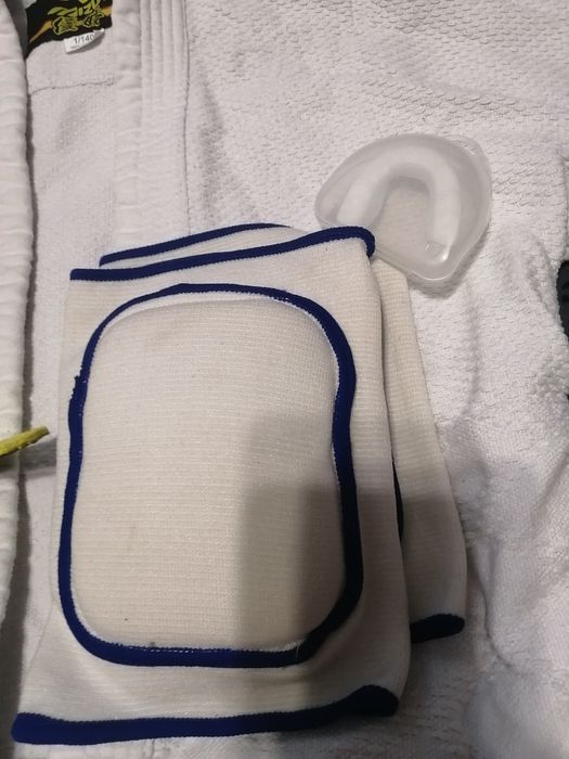 Кимоно +наколенники+три пояса