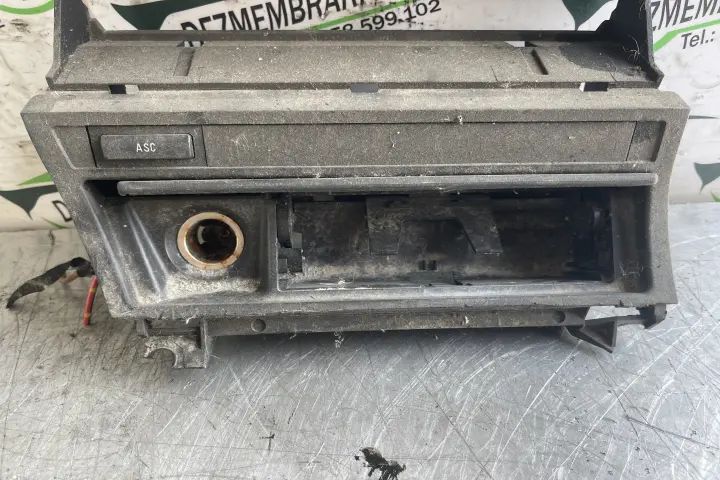Scrumiera BMW Seria 3 2001 320d MT (136 hp)