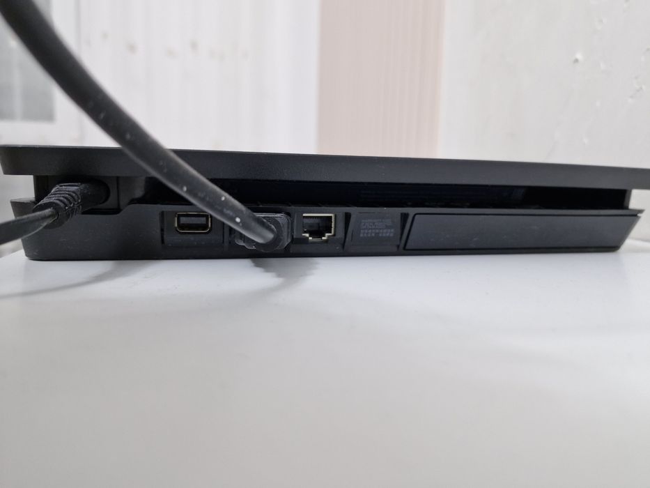 PlayStation 4 slim с двумя джойстиками