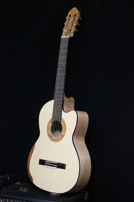 Классическая мастеровая гитара