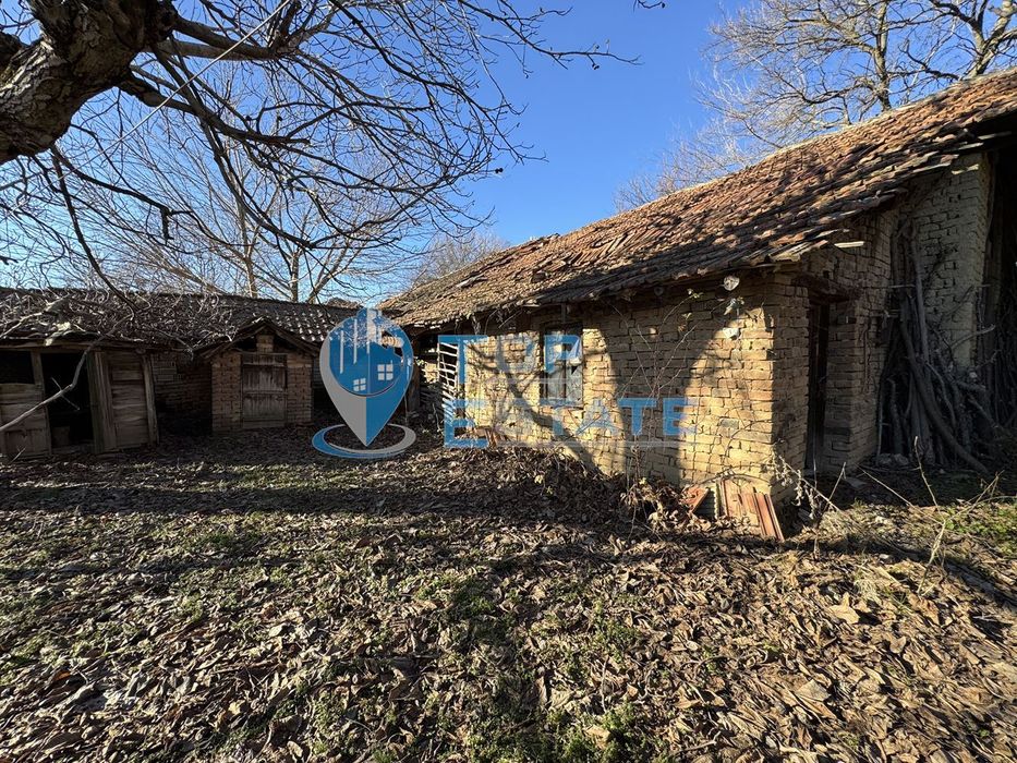Тухлена къща с голям двор в с. Масларево, област Велико Търново