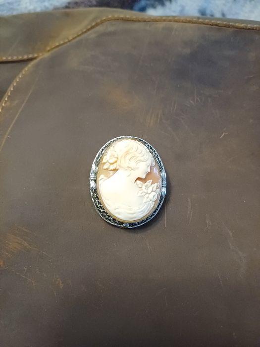 Сребърни Брошки Камея