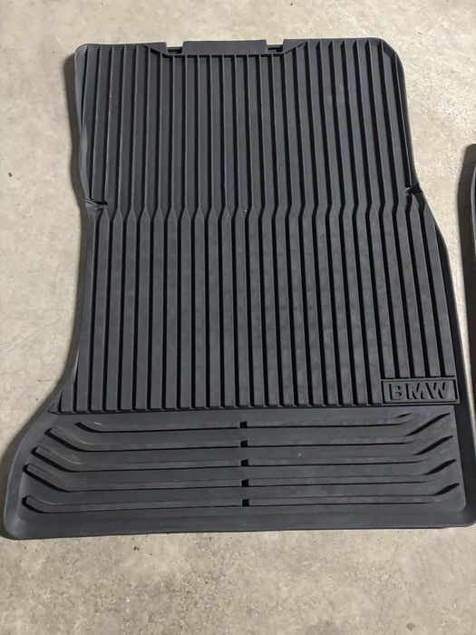 Оригинални BMW гумени стелки за BMW 5 GT F07 (2009–2017), OEM 51472152350 / 51472152348.