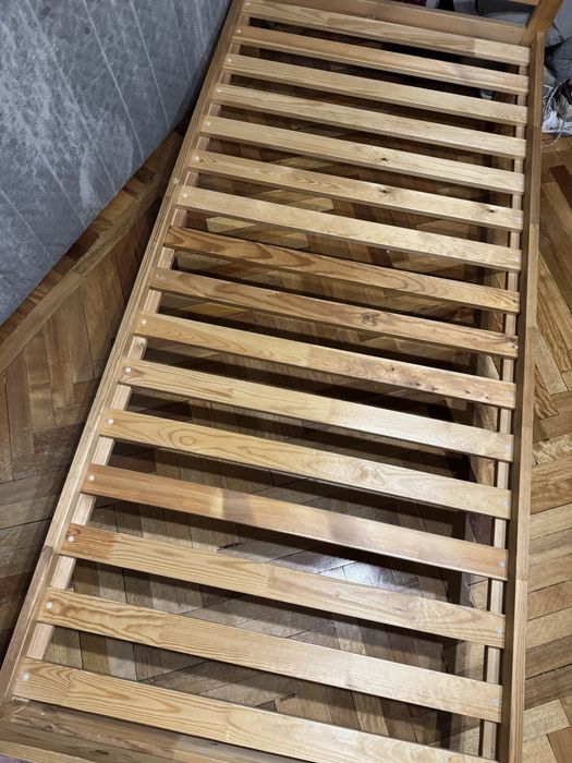 Продам Кровать 90/200 дерево