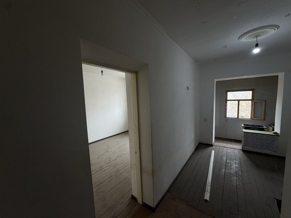 Шарк бозор шовот канали бойинда 2 хонали килинган квартира сотилади