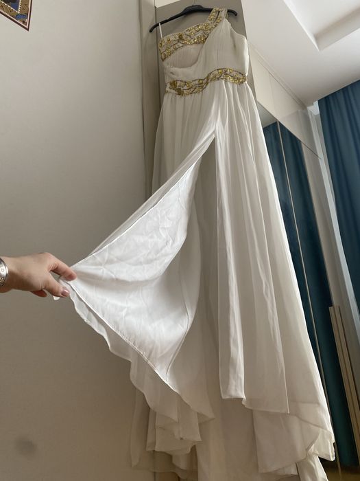 Шифоновое платье с разрезом спереди