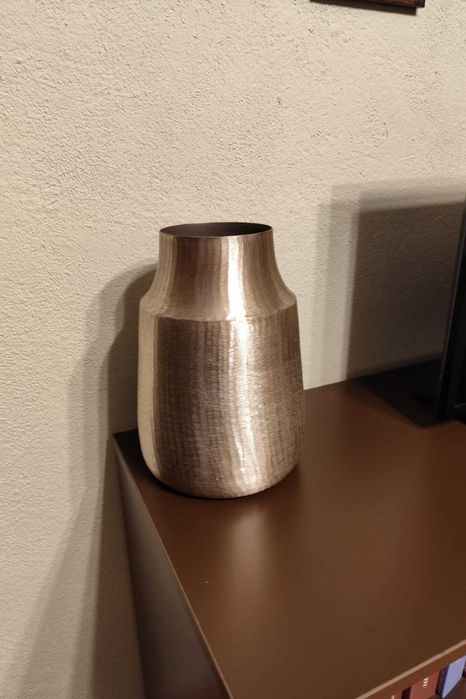 Голяма алуминиева ваза с модерен дизайн