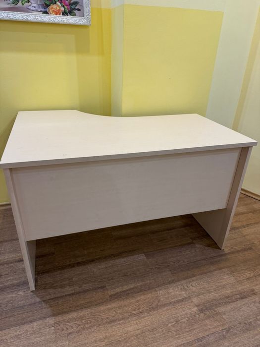 Пподам стол б/у в хорошем состоянии