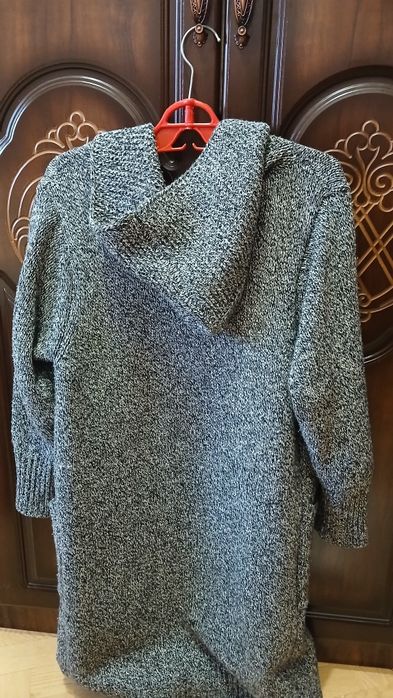 Продам два женских шерстяных кардигана