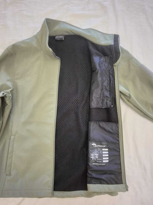 Softshell / Jacheta rezistenta la intemperii - marimea L