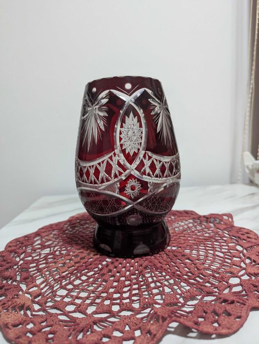 Set cristal rubiniu tăiat – vaza, carafă și 4 pahare – stare excelentă
