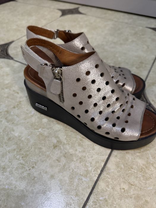 Продам женскую обувь