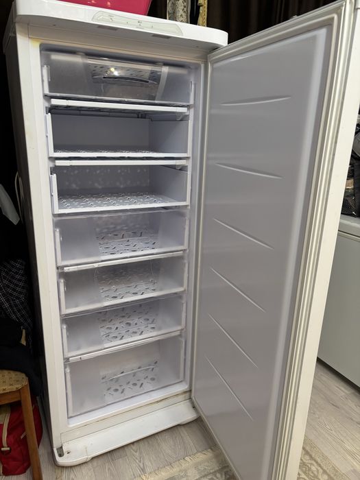 Продам вертикальную морозилку