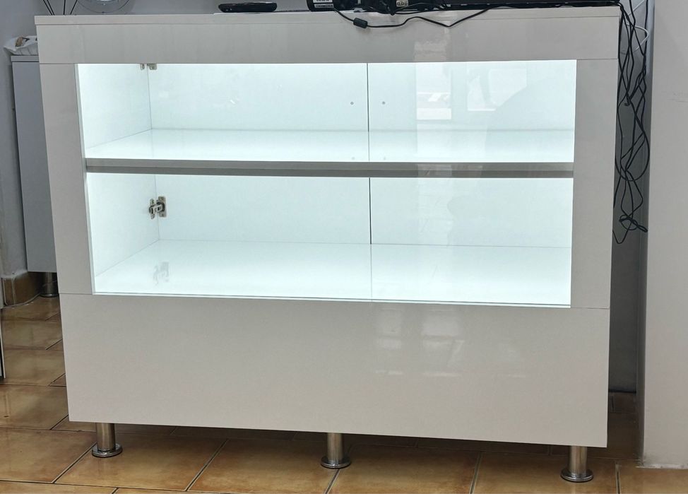 Vand mobilier magazin