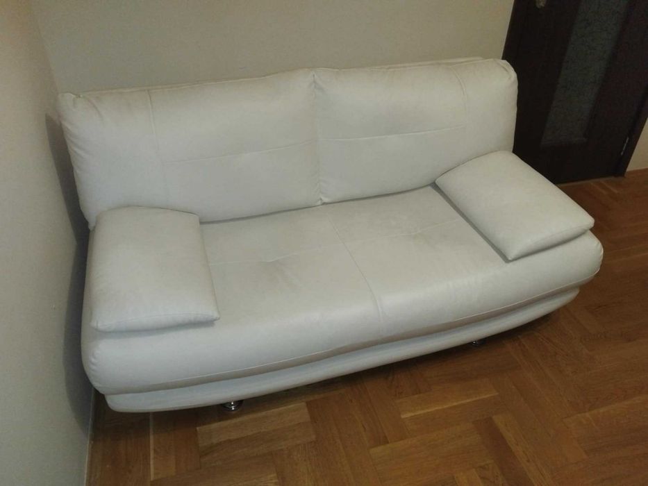 Два Бели Кожени Дивана В Запазено Състояние