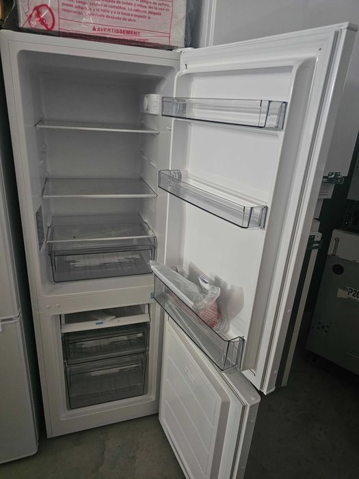 SEVERIN DT 8770 Fridge-Freezer, Energy Efficiency Class C,142.5 cm Height, 4-Star Freezer, Adjustable Shelf, 124 kWh,DT 8770 [Energy Class E]