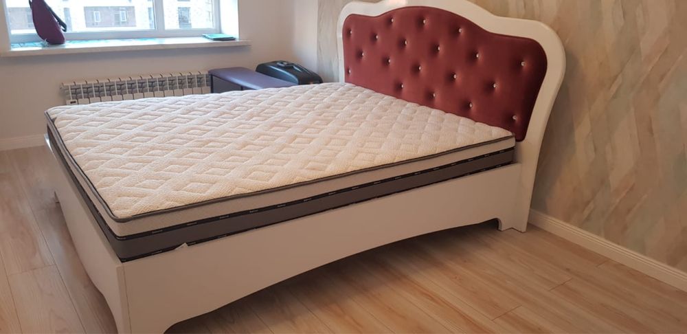 Кровать с матрасом в хорошем состоянии