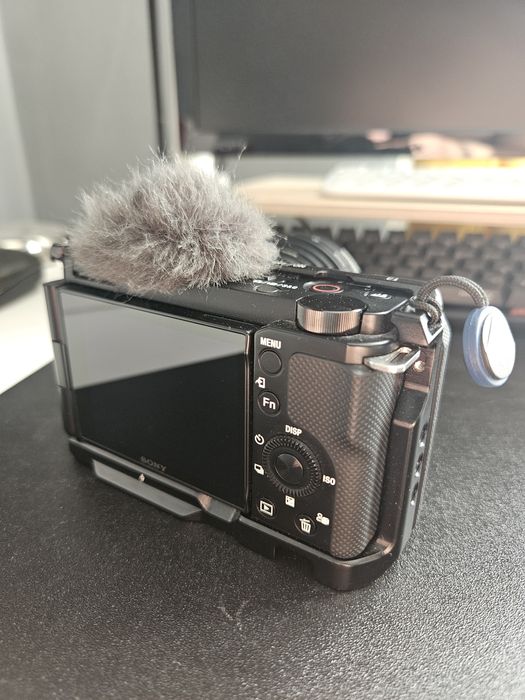Sony ZV-E10 + 7Artisans 35mm f/1.4 + SmallRig Kit + 512GB SD