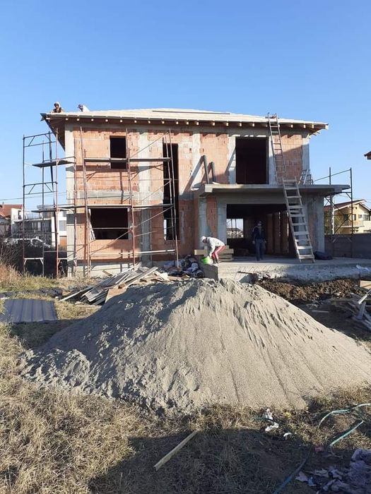 Executam tencuiala mecanizata