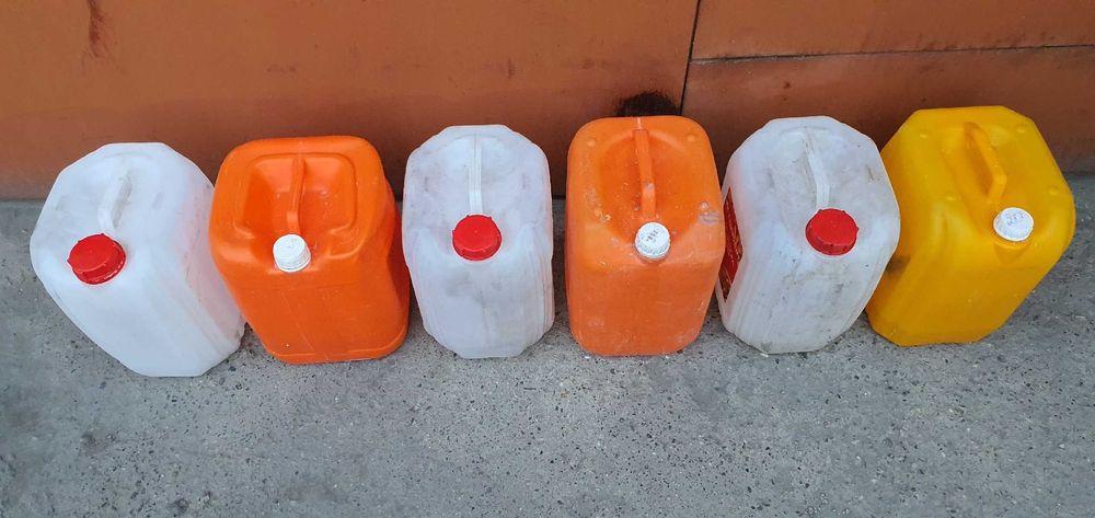 Канистры пластмассовые 5-10 литровые