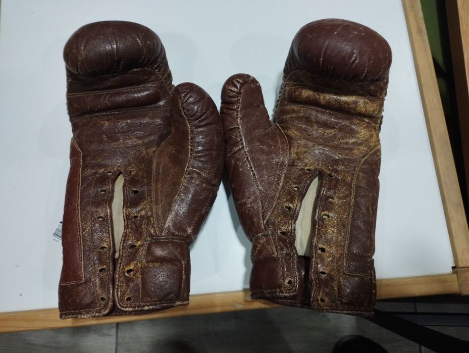 Стари боксови ръкавици