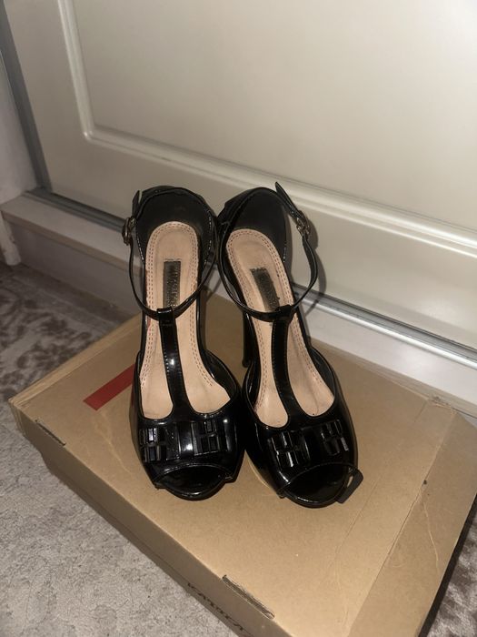 Босоножки на высоких каблуках