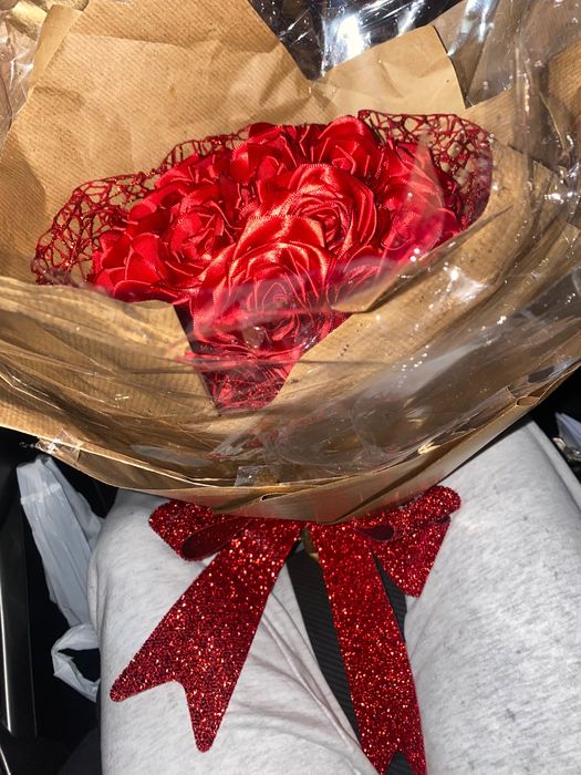 Букети от сатенени рози