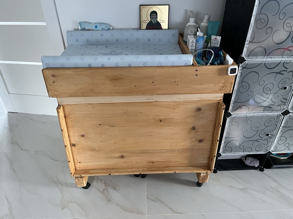 Masa de schimbati bebelusi din lemn masiv cu blat rabatabil pentru cad