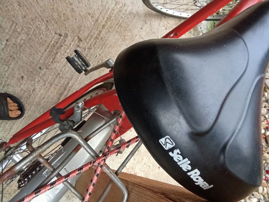 Vând  bicicleta,