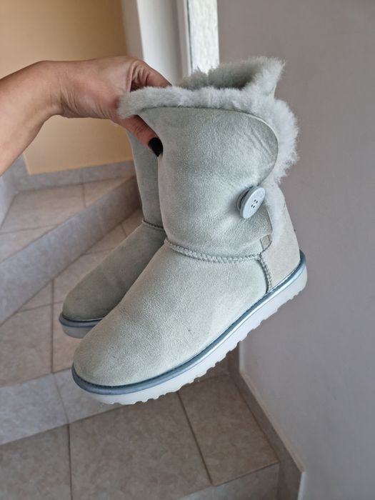 Ugg bailey button II,originale editie limitată nuanta Iceberg