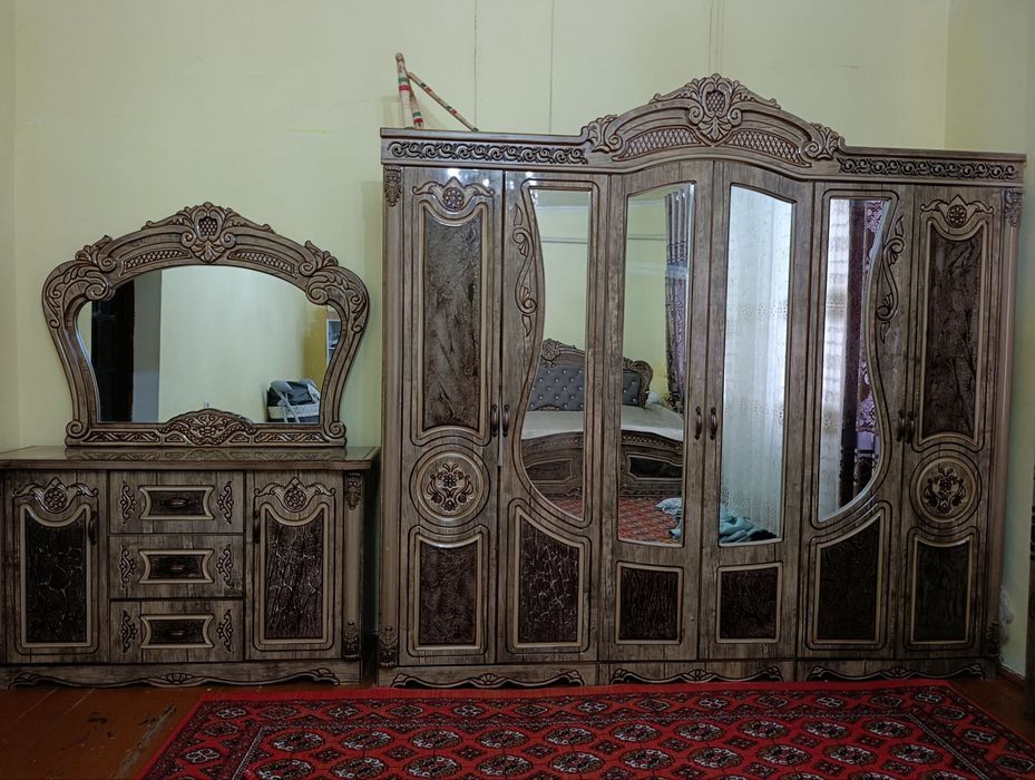 Продаётся спальная мебель в комплекте шкаф и трюмо цена  договорная