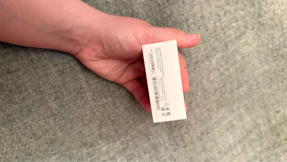 Айфон зарядтағыш, адаптер және кабель сатылады.