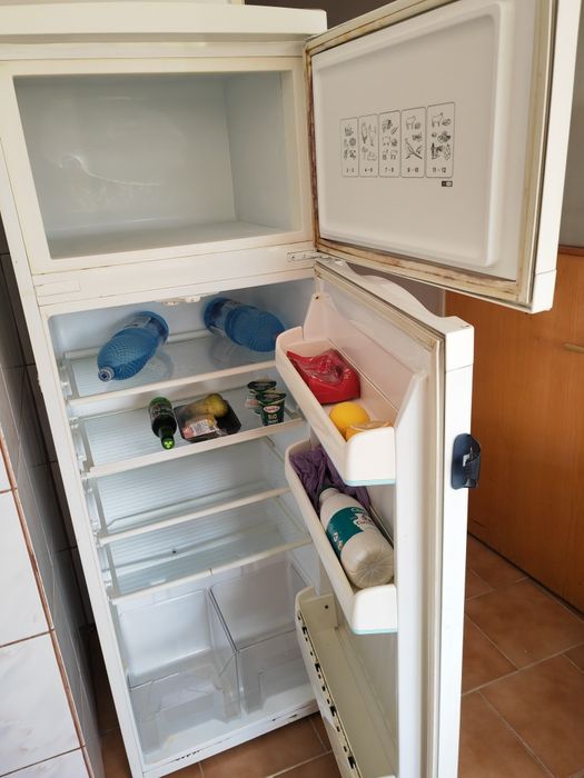URGENT emigrez Dormitor dulap cu oglinzi si paturi  cu saltea sau separat, Biblioteca, Frigider mare ARDO